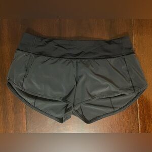 Lululemon Speed Up Low-Rise Lined Short 2.5" (size 4)